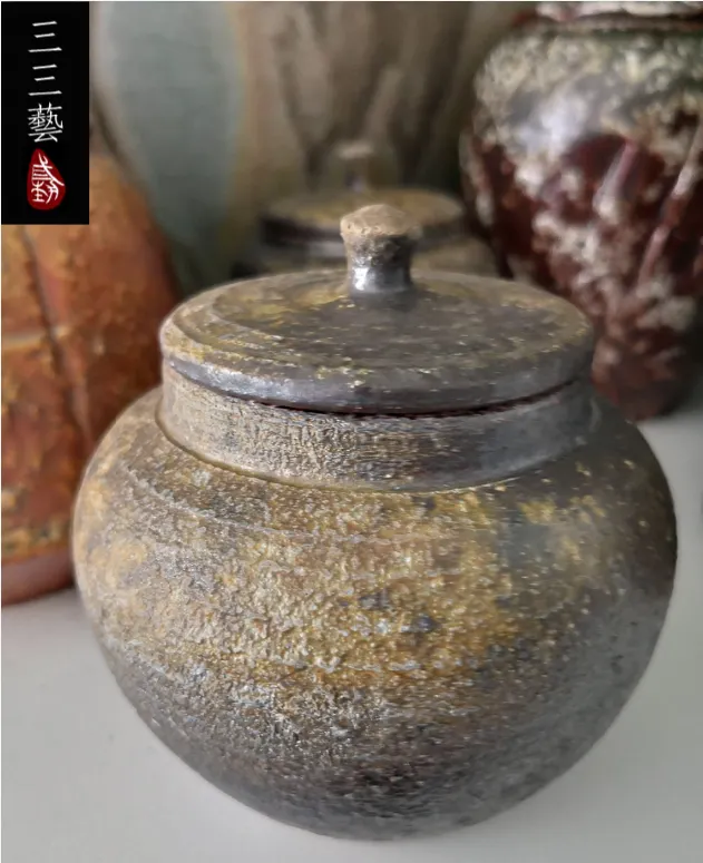 （圖一）落灰釉的透氣性，讓茶倉、茶杯能更好地呼吸，適合存放與品飲台灣茶
