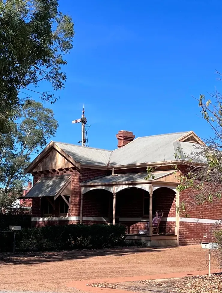 躺椅上正在打電話的婦人