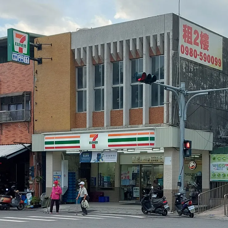 看見便利商店，心安了些，房子很漂亮 / 資料來源：我自己