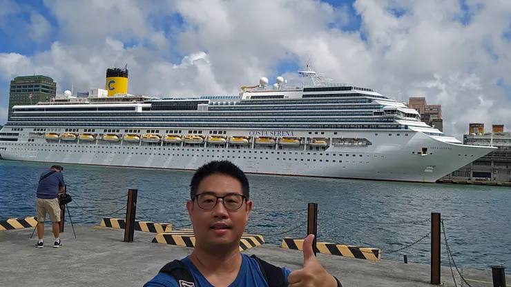 我身後是停在基隆港東岸客運碼頭的義大利歌詩達郵輪莎倫娜號!