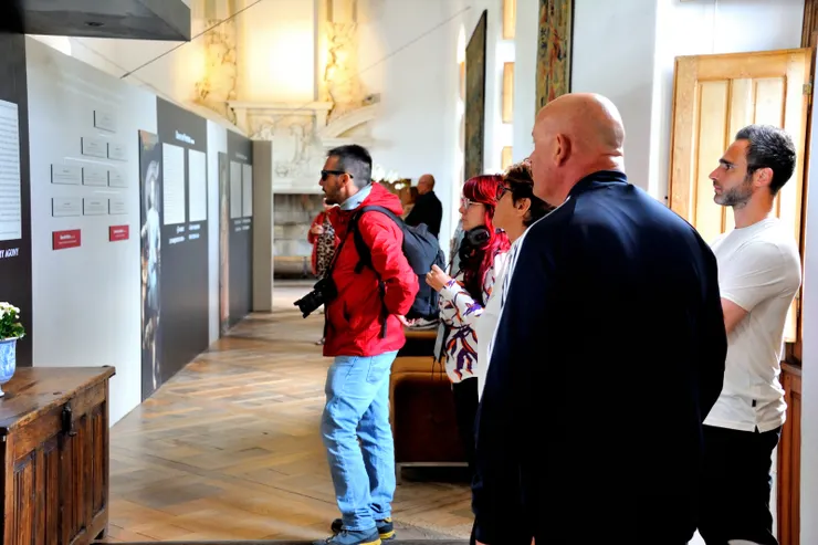 【1樓的梅迪西斯長廊,現在布置成一個展覽場所,許多人駐足細覽。】