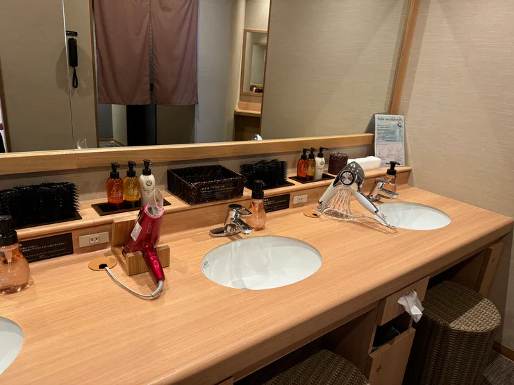 乾淨整潔的溫泉梳化區。