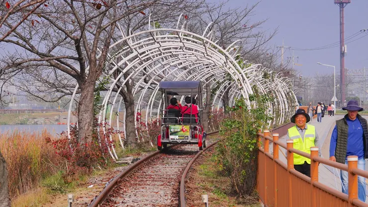 花環隧道沒有花，與步行遊客打招呼。