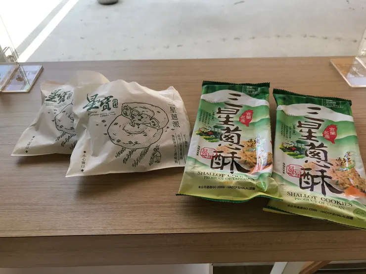 左：蔥派，右：三星蔥餅乾