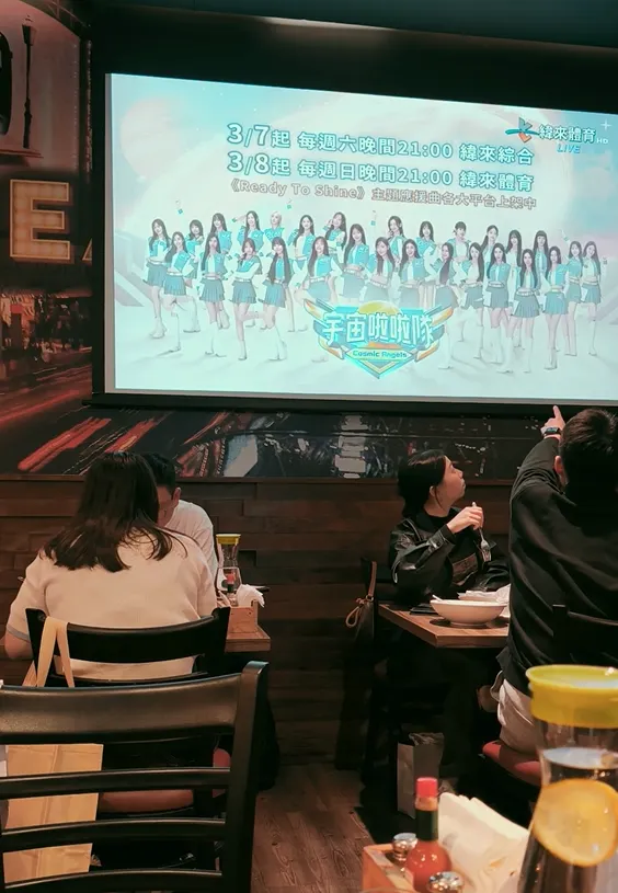 直接投影到布幕看球賽~