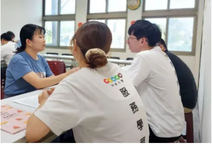 麗珠老師幽默的講述他的故事 圖/服學中心文編團