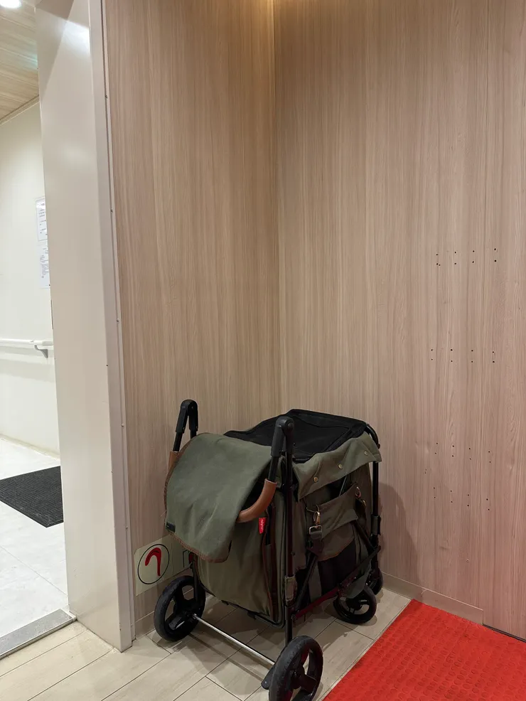 澎湖輪規定寵物不可進入客艙，圖為將寵物推車放置於寵物區，狗狗在推車內休息的樣子。