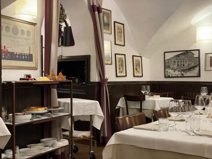 牆上有各種老照片述說著他的歷史