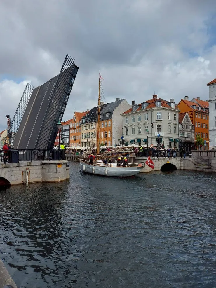 運河旁..橋面上仰，船通過