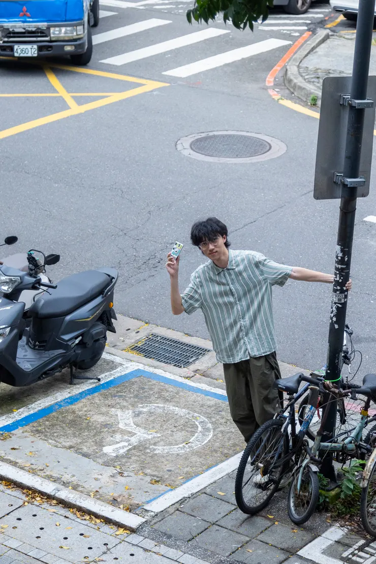 換鏡頭與角度，讓台灣道路特色圍繞主角；使用黃／藍對比色，增加活潑度