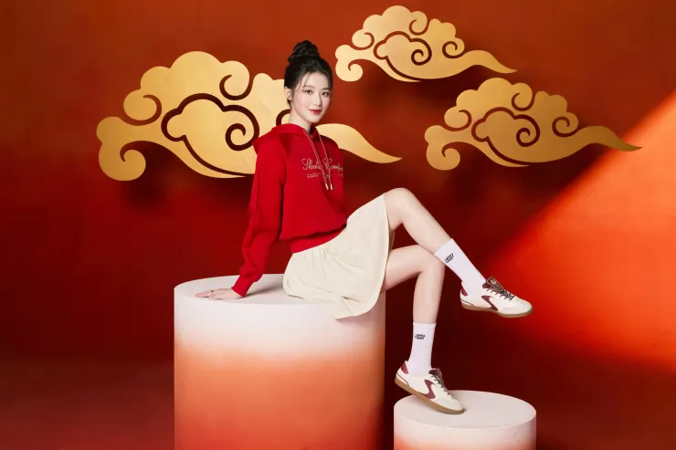 SKECHERS 馬年限定款，結合瞬穿舒適科技，為經典舒適注入嶄新風貌