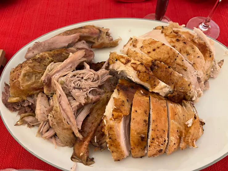 這只是一半的火雞,另外一盤放孩子那桌