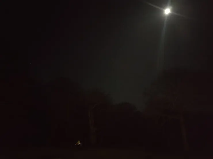 美麗的滿月與仔細看會看到一點營火