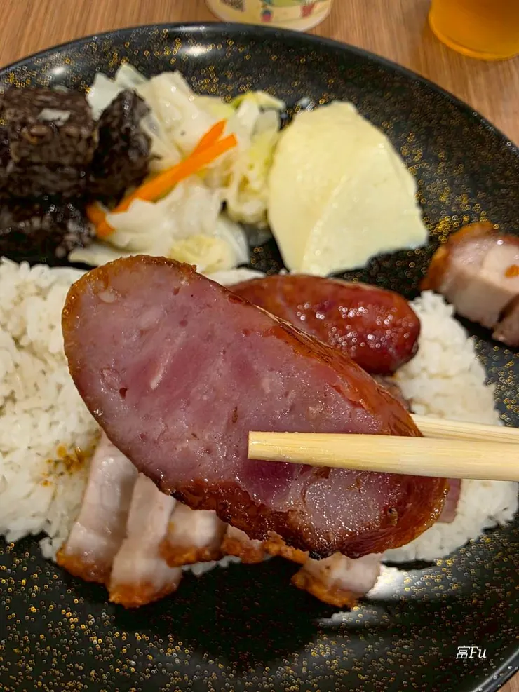 桂花香腸。它們家的香腸我超愛 ! 口味偏甜,帶有濃郁酒香(不喝酒的我也愛吃),整個超下飯!