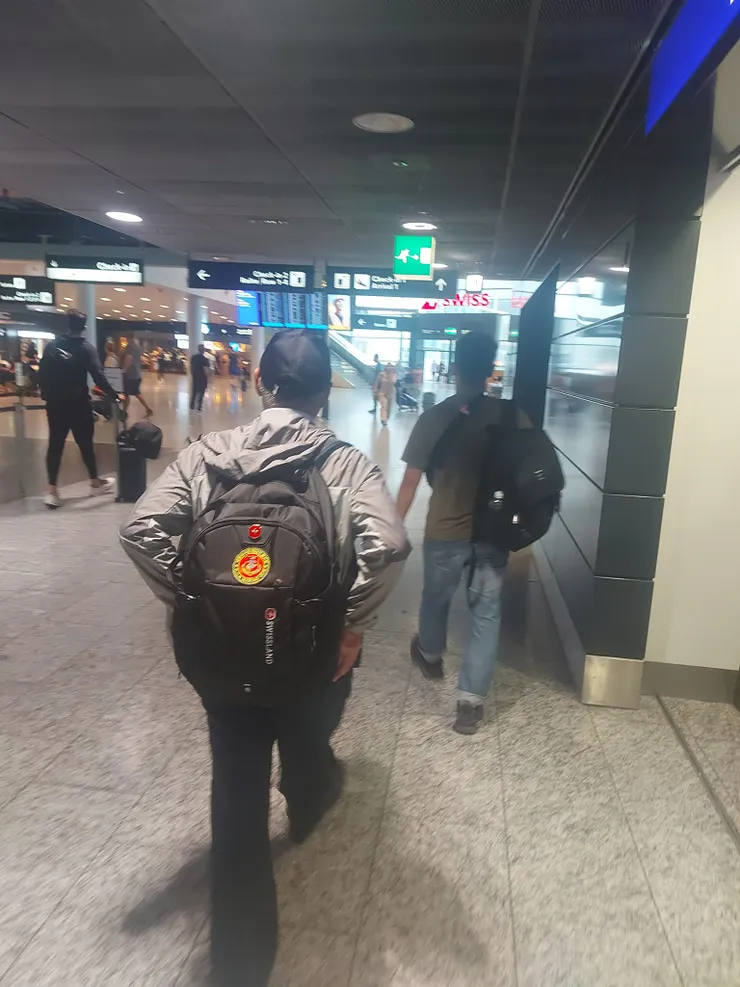 在諾大航廈中找出路