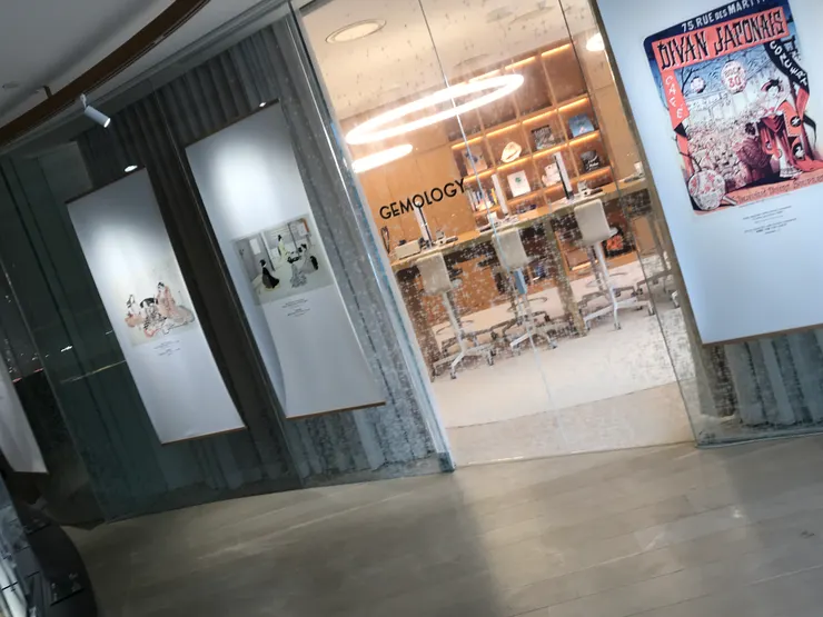 教室藏在掛畫中間，現代建築配上傳統。