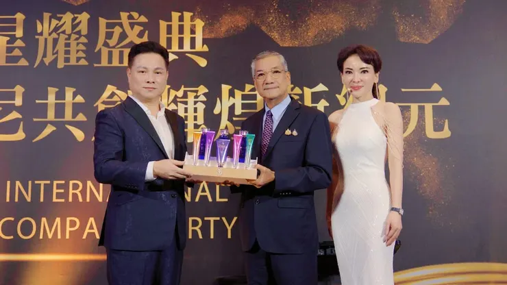 圖說：全球國際 SO-9 於泰國曼谷，頒贈「皇室榮耀獻禮」予泰國素博・巴莫親王（圖中站立者），象徵榮獲泰國皇室御用品牌殊榮。（圖／全球國際）