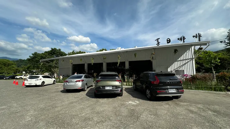 位在路邊但空間很大,令人心曠神怡