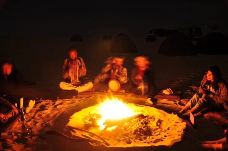 大家圍在篝火邊一起聊天