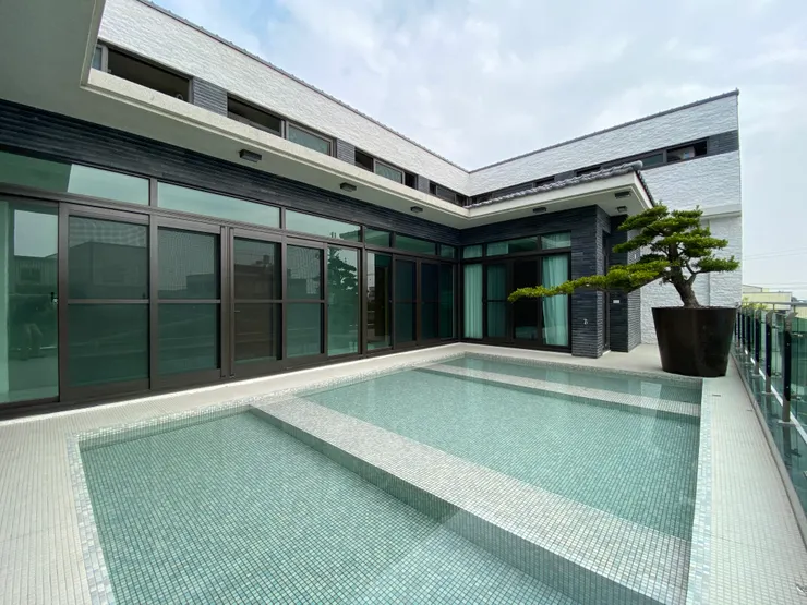 ▲ 戲水池旁有一株價值不斐的植栽