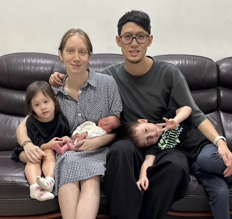 （圖說：迺哥一家人，與第三位新生寶貝的甜蜜合影。）