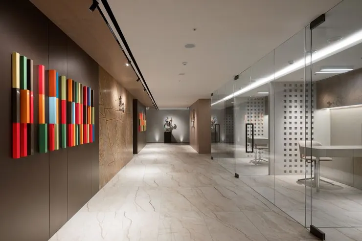 ▲第三代安法診所新館佔地約250坪，採高度隱私與個人化的一對一諮詢模式。