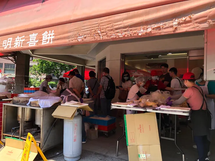 上午十點半,店外已大排長龍,春捲師傅們正忙得不可開交。