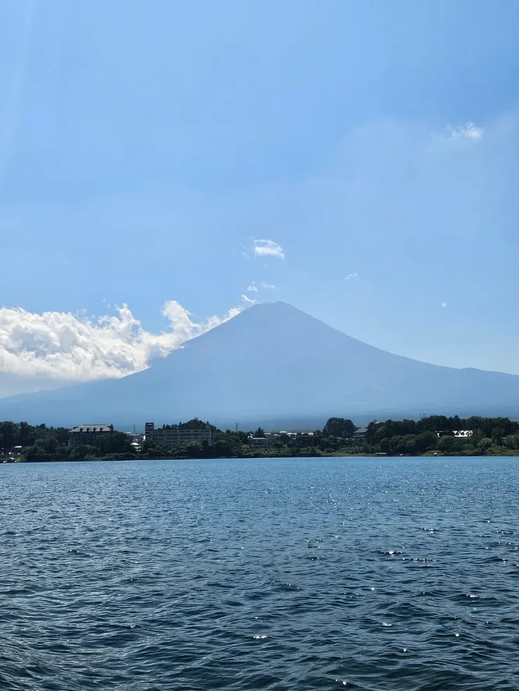 在河口湖遊船上看過去明顯有很多水氣的富士山