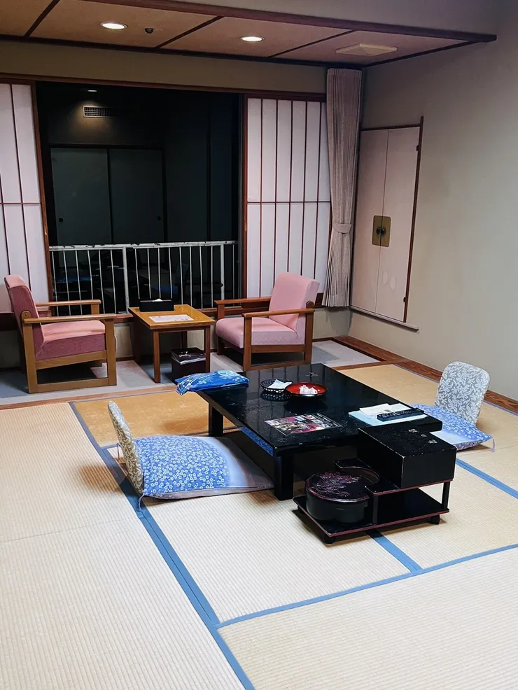 最後補上一張旅館房間照片(我們在路上經歷的黑比窗外的黑亮一點而已)