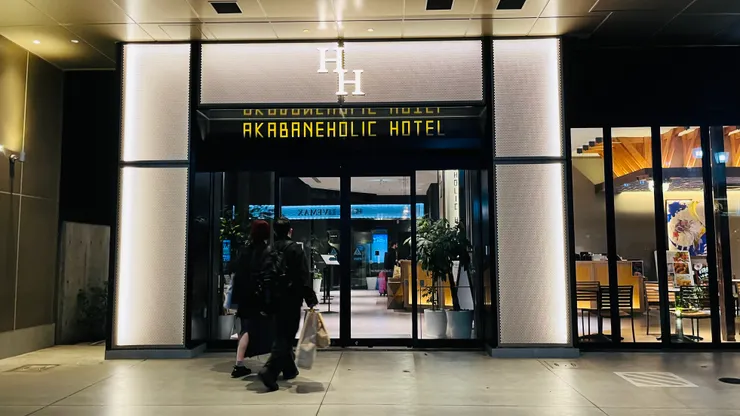 飯店外觀看起來很有質感。