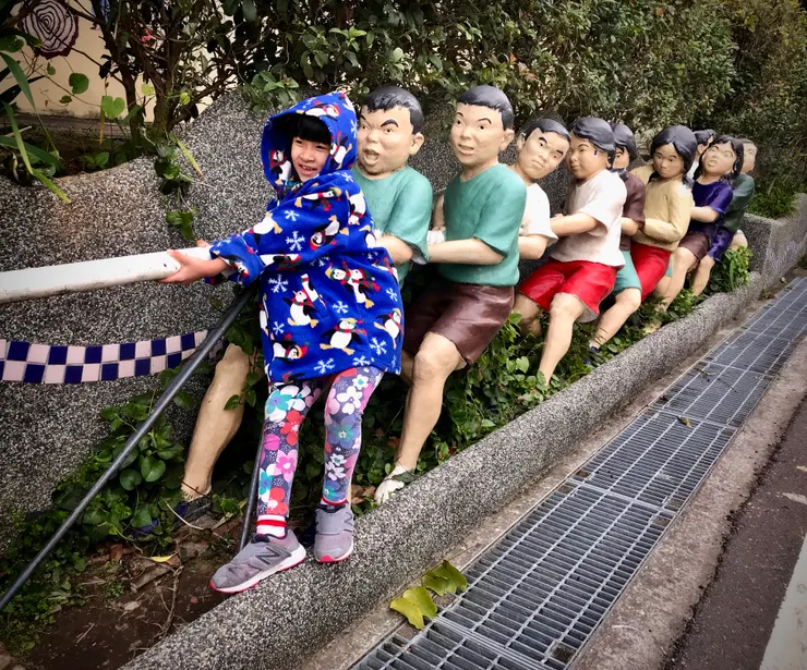 富興國小外牆面的拔河立體彩繪,可以互動很好拍照