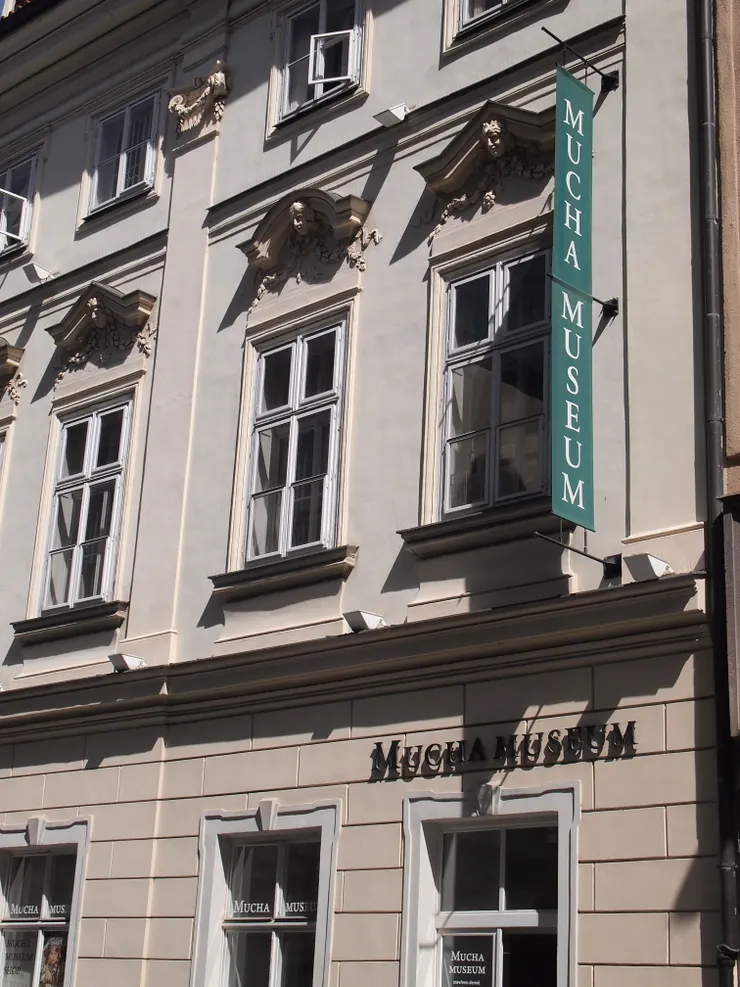 博物館的外觀跟街上其他的建築物沒什麼兩樣，