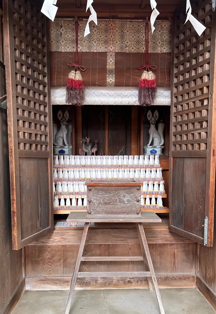 白色部分就是滿滿的祈願小狐狸