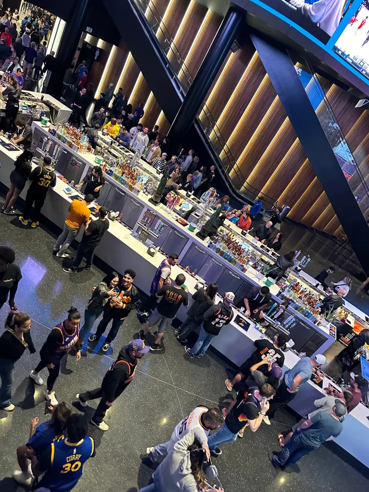 買好東西後,搭電扶梯準備上座位區啦!往下看空地處也有多許精品攤商,有人潮的地方就有錢潮 (圖/躲貓貓)