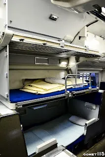 在館方人員實際操作之下，剛剛的座椅立刻變出三層床鋪