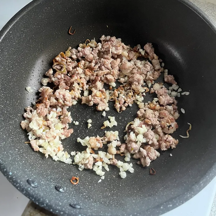 會在這時加入蒜頭,也是想說不要讓蒜頭炒太久