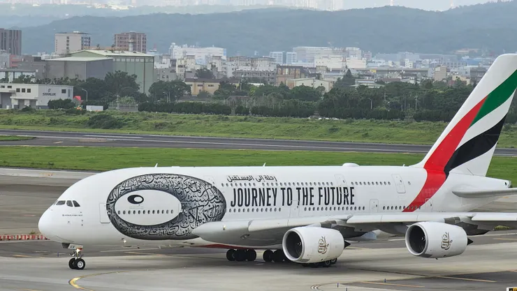 這是準備滑進C2登機門的阿聯酋航空A380型客機!