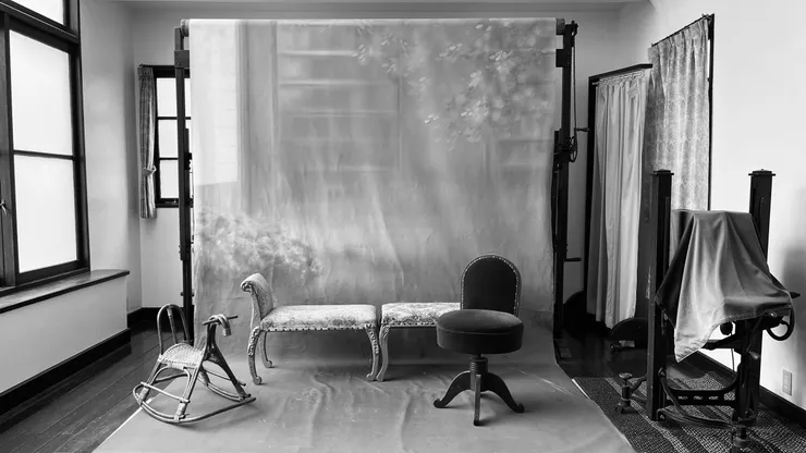 刻意用黑白更還原當時場景。