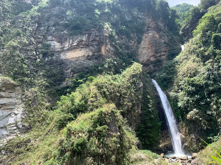 到現場只能看到雙龍瀑布的下瀑，上瀑幾乎看不到