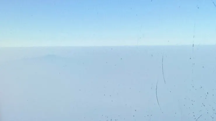 從雲層中看見模糊的漢拏山