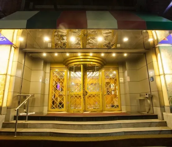 門口有些舊式的奢華風格—引用自伊莉莎仕女休閒會館官網照