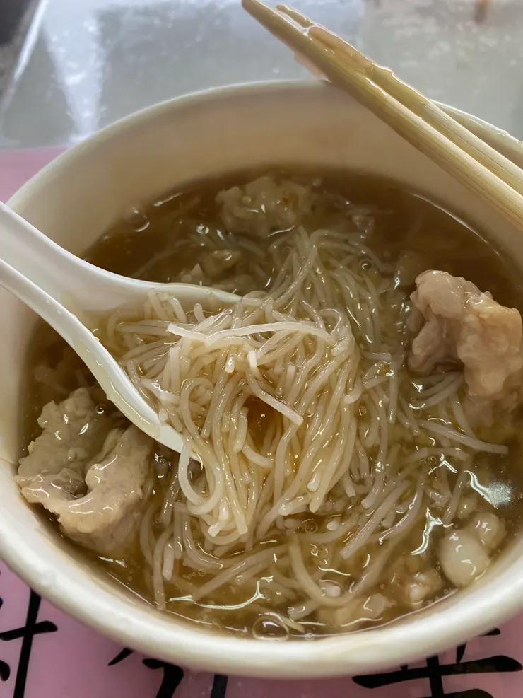 肉羹米粉，是短粗硬的宜蘭米粉