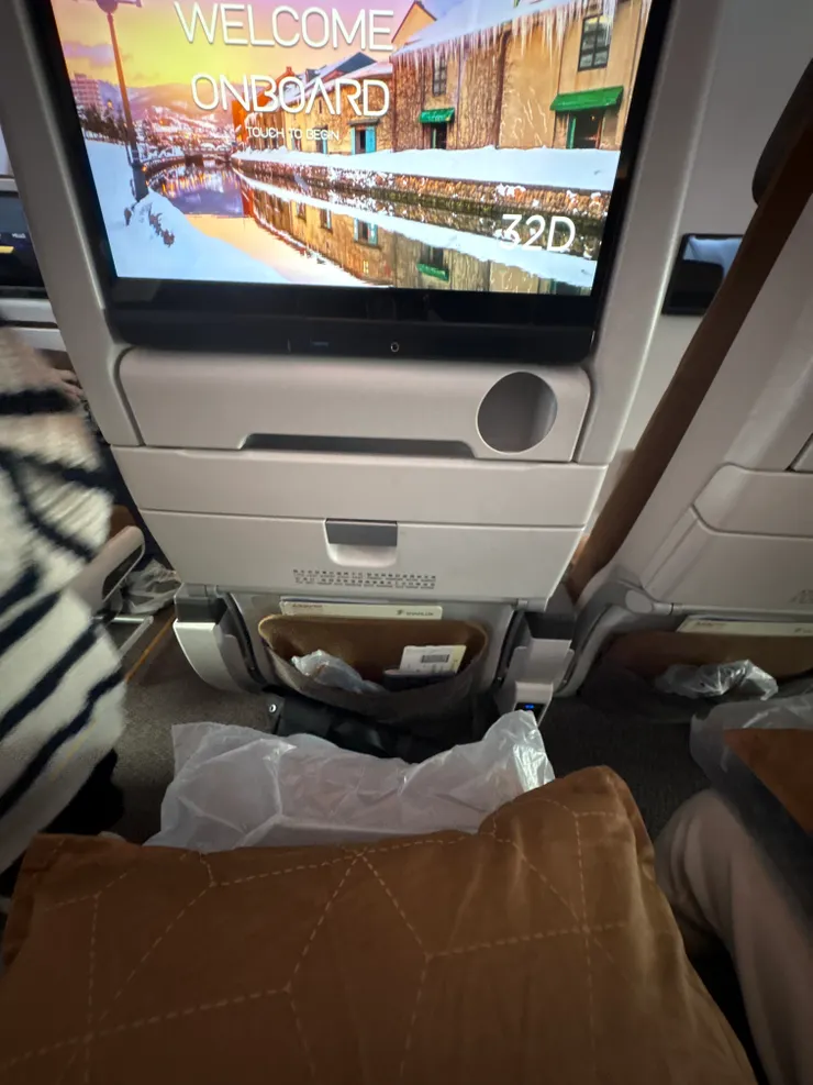 筆者的座位32D，是緊急出口後方兩排的中間走道位，客艙內非常舒適。