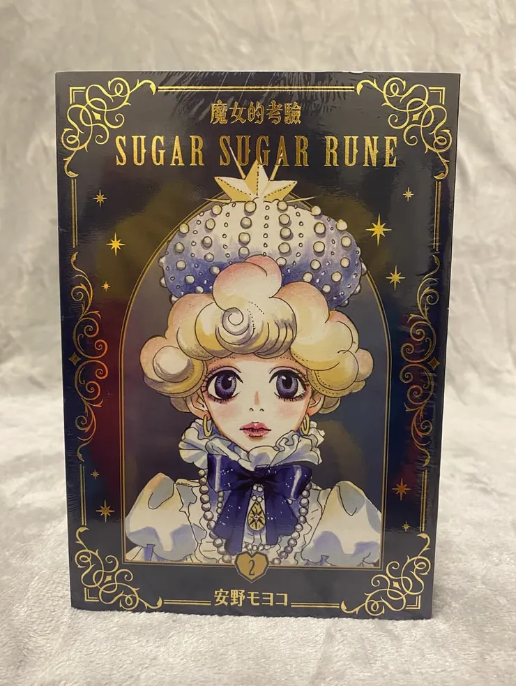 漫畫第二集封面為半身著華服的香草