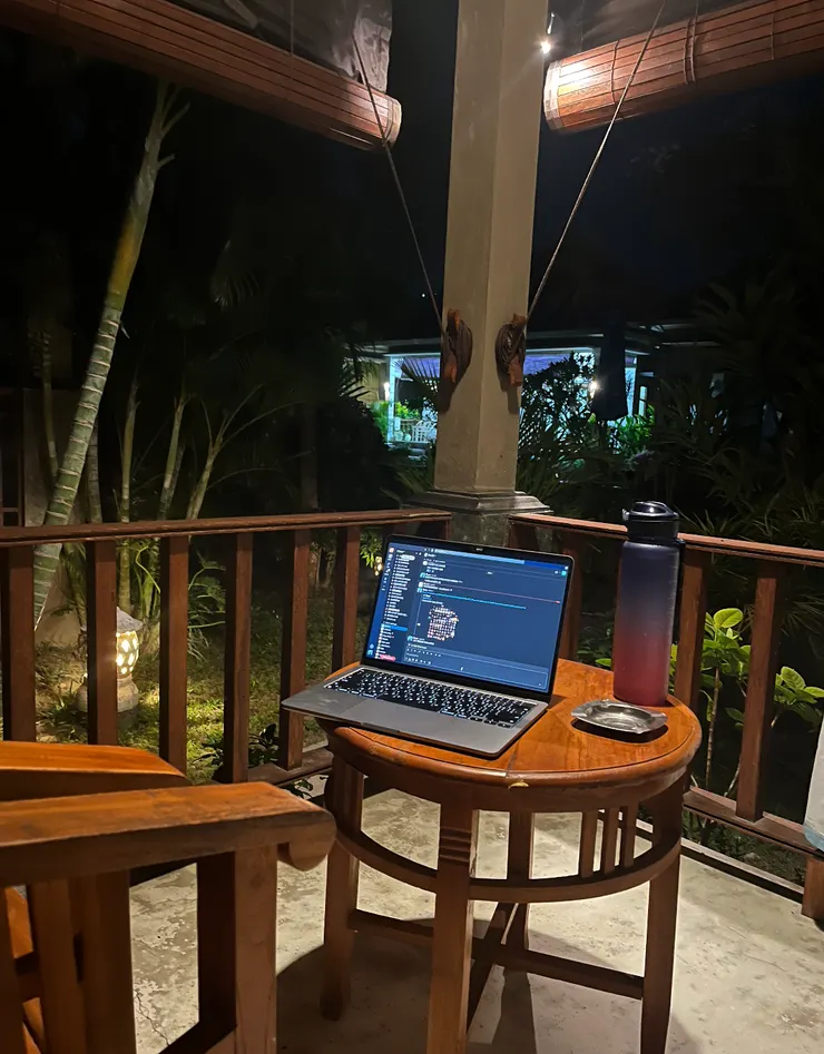 有微風和綠樹，但木頭椅坐久了超累，桌子太低也肩頸痠痛