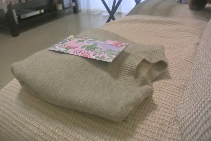 今天出門前收到室友的淘寶不適合毛衣與紅包