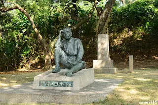 八田像與其妻子的墓碑