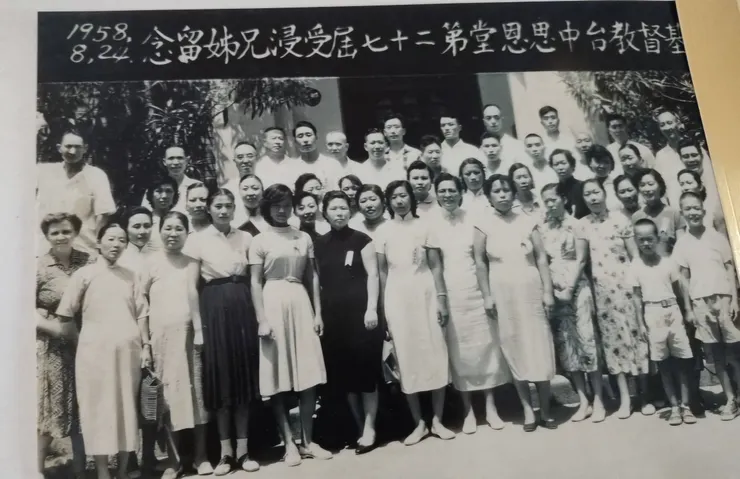基督教台中思恩堂第27屆受浸兄姊留念(1958/08/24)前排最左為韓婆婆，本相片為思恩堂方秀姚姊妹提供
