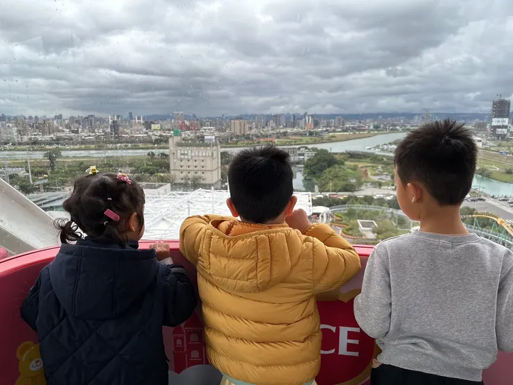 和小孩關在摩天輪裡面，吵死了還沒地方逃