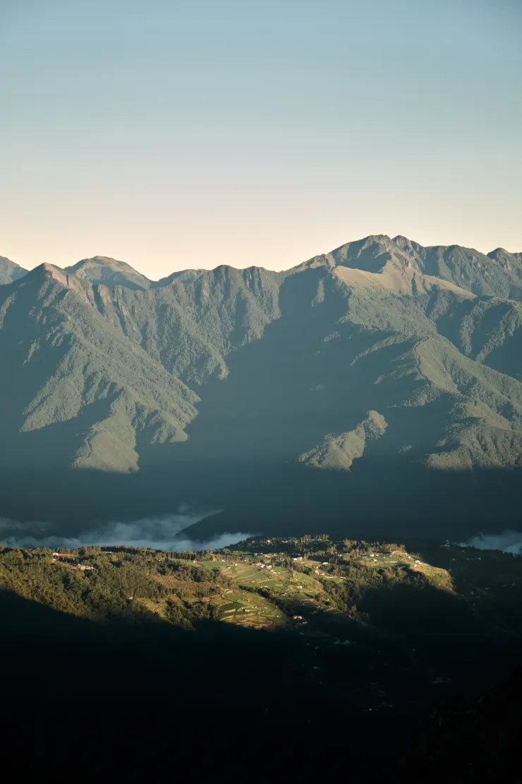 被大小劍守護的部落。而右後方有一條明顯陡上直達油婆蘭的路徑——為著名的天梯